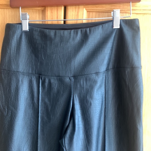Joie Vegan Faux Leather Alligator Print Tummy Control Black Pants Size M - Picture 6 of 15
